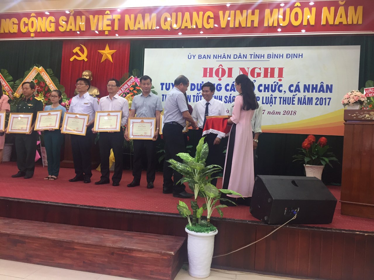 Ông Lê Trường Sơn – Phó Chủ tịch HĐQT Công ty CPXD 47 (đứng vị trí thứ 2 từ phải sang) nhận bằng khen từ Phó chủ tịch tỉnh Bình Định Phan Cao Thắng.