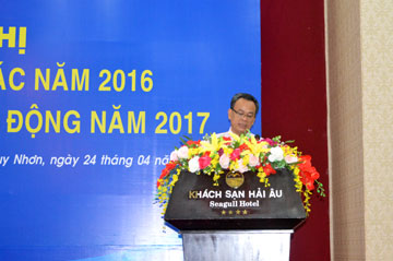 Ông Nguyễn Quang Cang – Chủ tịch CĐCS báo cáo tình hình thực hiện nghị quyết NLĐ năm 2016, nhiệm vụ công tác năm 2017