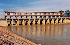 An Trach self spillway dam