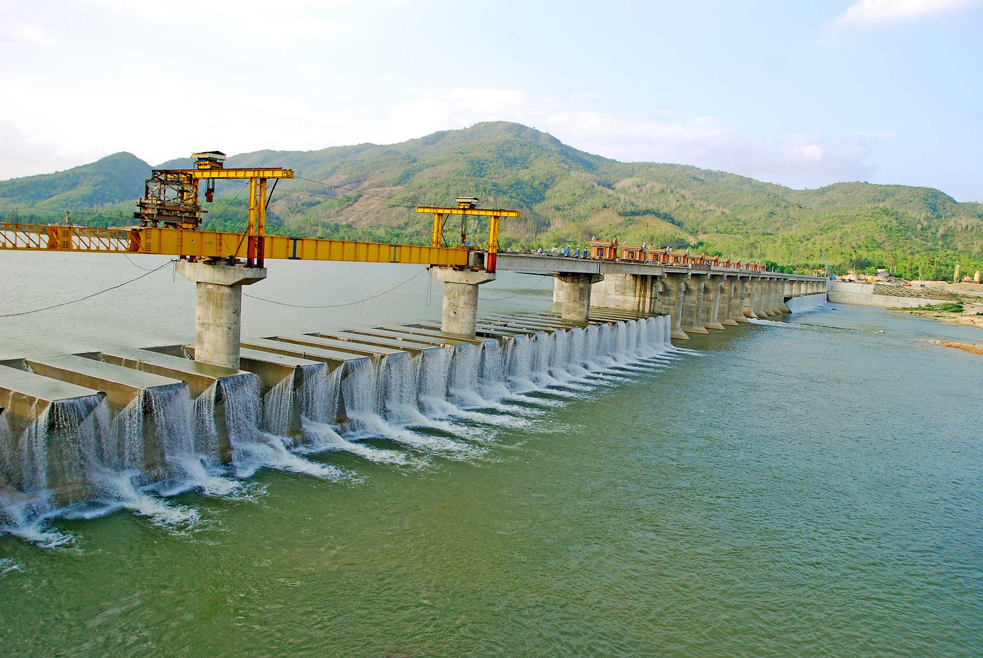 Van Phong self spillway dam