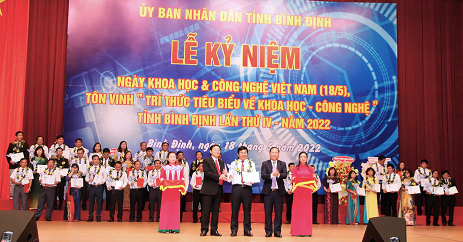 Ông Dương Minh Quang - Tổng Giám đốc Công ty Cổ phần Xây dựng 47 (HOSE: C47) được tôn vinh danh hiệu “Trí thức tiêu biểu về Khoa học - Công nghệ tỉnh Bình Định”