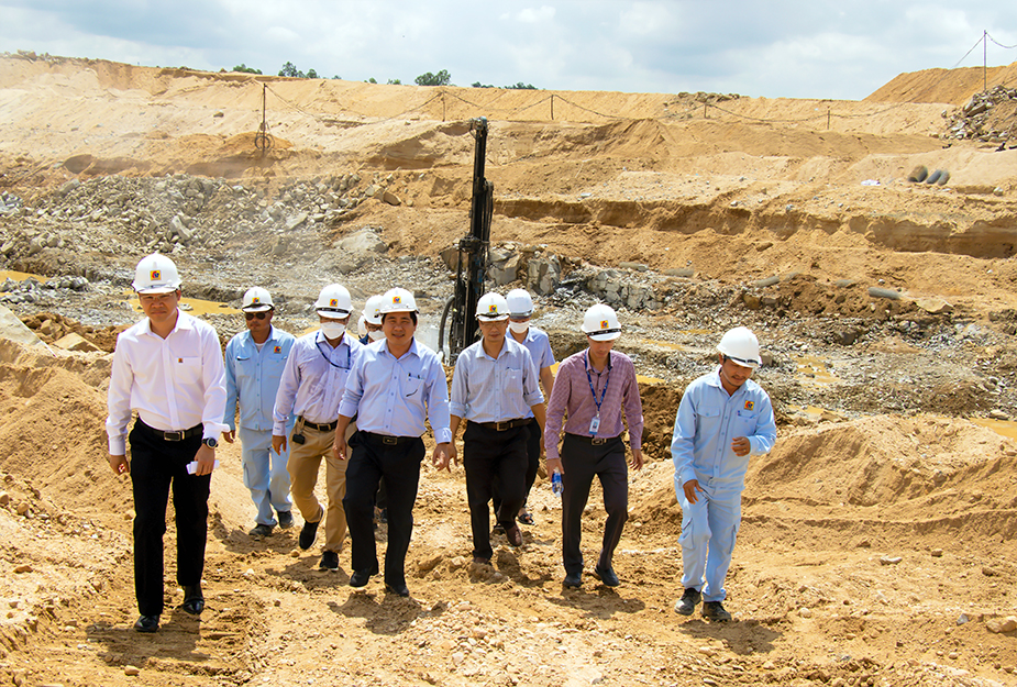Chủ tịch Phạm Nam Phong cùng đoàn công tác C47 làm việc tại công trình Đập dâng Phú Phong