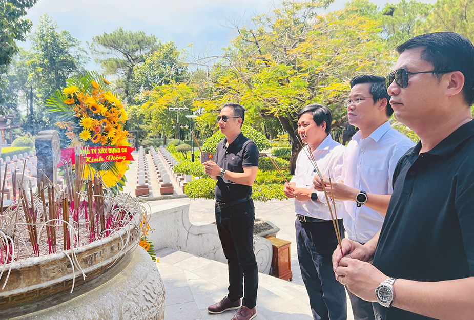 Đoàn Lãnh đạo C47 viếng, dâng hương, dâng hoa nghĩa trang liệt sỹ Quốc gia Trường Sơn