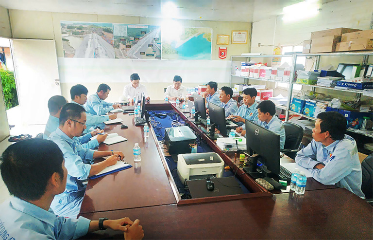 Chủ tịch Hội đồng quản trị và Tổng Giám đốc Công ty CP Xây dựng 47 kiểm tra tiến độ thi công và dự Lễ Sơ kết 6 tháng đầu năm tại công trường Thủy điện Nam Phak