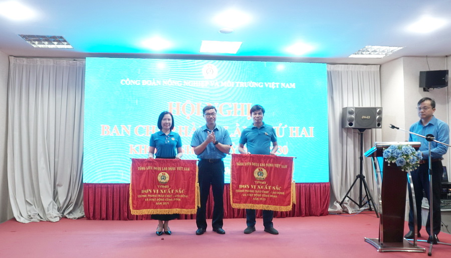 Công đoàn Công ty Cổ phần Xây dựng 47 tham dự Hội nghị Ban Chấp hành lần thứ hai khóa I, vinh dự đón nhận Cờ thi đua của Tổng Liên đoàn Lao động Việt Nam